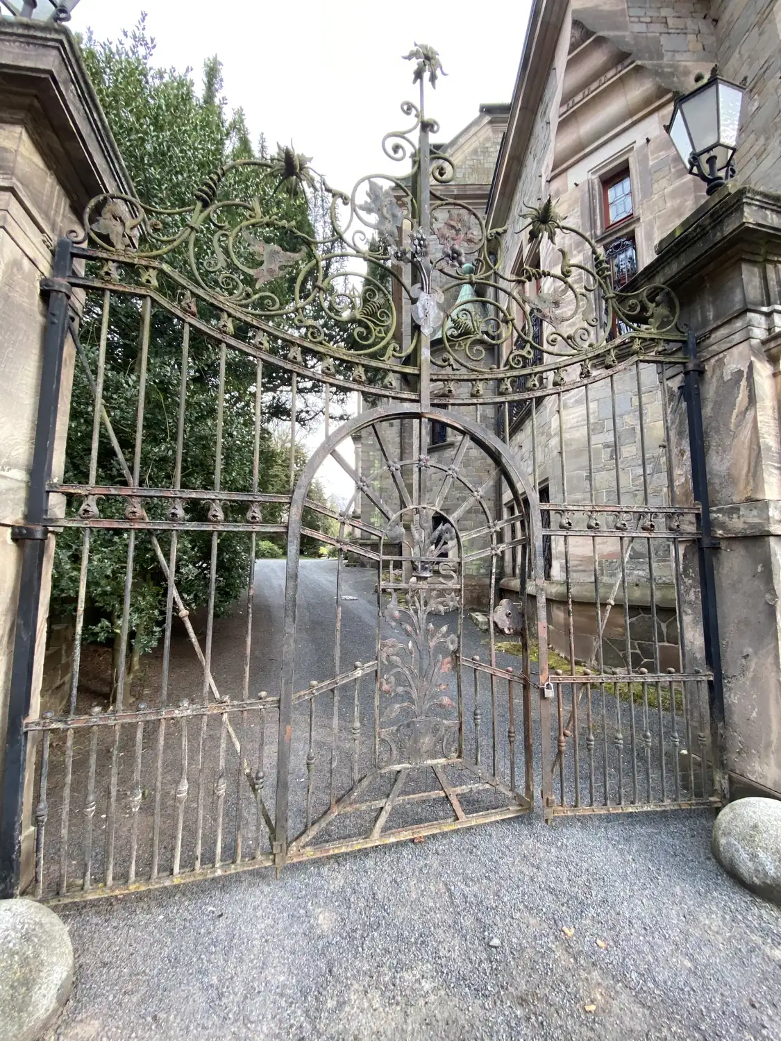 Schmiedeeisernes Jugendstiltor am Schloss Ramholz mit Ranken- und Blütenwerk